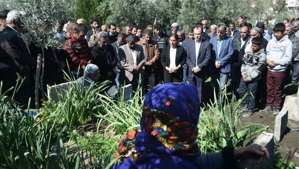 Похороны жителей Джизре, оказавшихся заблокированными в подвальных этажах трех домов и погибших в ходе вооруженных столкновений - Sputnik Азербайджан