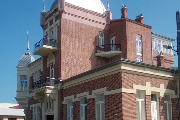 Этот особняк в 1913 году Мирахмед хан построил в честь своей супруги, Туграханум - Sputnik Азербайджан