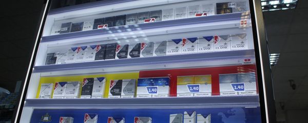 Продажа сигарет в маркете - Sputnik Азербайджан
