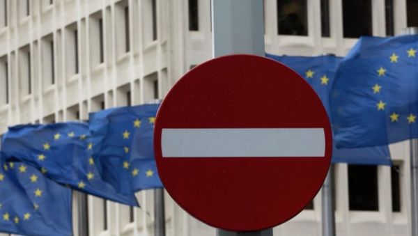 Флаги ЕС возле штаб-квартиры Еврокомиссии. Архивное фото - Sputnik Азербайджан