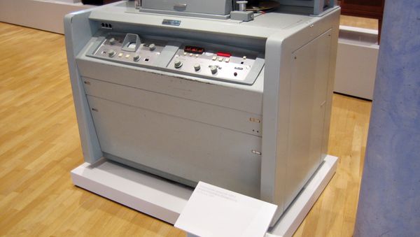 AMPEX VR-1000 – первый в мире видеомагнитофон, способный полноценно производить запись звука и изображения на плёнку по методу вращающейся головки - Sputnik Азербайджан