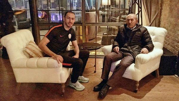 Нападающий турецкого футбольного клуба Галатасарай Умут Булут с отцом Камалом Булутом - Sputnik Азербайджан