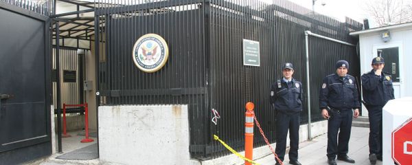 Турецкие полицейские у посольства США в Анкаре - Sputnik Азербайджан