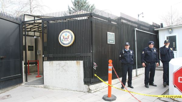 Турецкие полицейские у посольства США в Анкаре - Sputnik Азербайджан