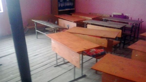 В классах проваливаются полы, парты разваливаются, отсутствует система центрального отопления - Sputnik Азербайджан