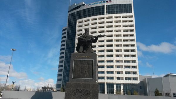 Астана. Памятник Курмангузы Сагурбайолы, чьи музыкальные произведения до сих пор любят и с охотой исполняют не только казахстанцы, но и другие народы Центральной Азии - Sputnik Азербайджан