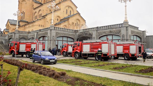 Пожар в храме Самеба - Sputnik Азербайджан
