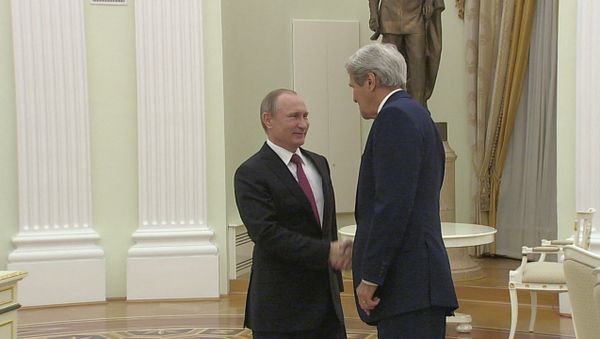 Наверное, деньги привезли – Путин пошутил о содержимом чемодана Джона Керри - Sputnik Азербайджан