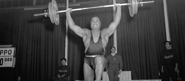 Джон Дэвис, участник чемпионата мира по тяжелой атлетике, Милан, Италия. 1951 год - Sputnik Азербайджан