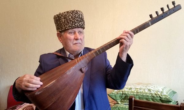 Искусство азербайджанских ашуговВнесено в список нематериального культурного наследия ЮНЕСКО в 2009 году.Ашугская традиция в Азербайджане начинает развиваться с XV-XVI веков, но само искусство имеет более древнюю историю. Предшественниками ашугов в Азербайджане были озаны. Это искусство включает в себя эпические дастаны, песни, воспевающие свободу и героизм народа, сатирические и юмористические песни, лирические песни, в которых воспеваются любовь и дружба. Ашуг сам пишет стихи, сочиняет музыку, играет на сазе и сам же танцует. Наиболее распространенными жанрами ашугского творчества являются дастан и гошма. - Sputnik Азербайджан