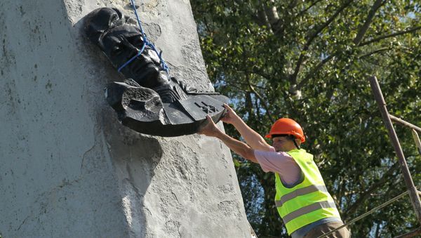 Демонтаж памятников советской эпохи в Польше. Архивное фото - Sputnik Азербайджан