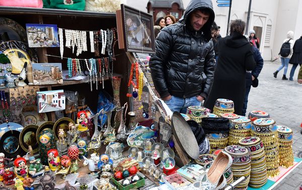 Домашняя утварь, от кувшинов до самоваров тоже очень популярны среди туристов - Sputnik Азербайджан