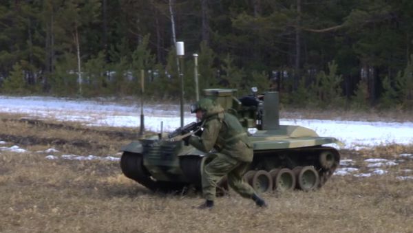 Боевой робот Нерехта охранял Тополь-М на учениях под Иркутском - Sputnik Азербайджан