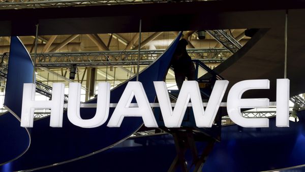 Логотип компании Huawei. Архивное фото - Sputnik Азербайджан