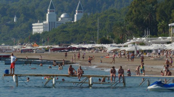 Пляж одного из курортов Антальи - Sputnik Азербайджан