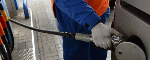 Заправщик заправляет автомобиль на автозаправочной станции - Sputnik Азербайджан