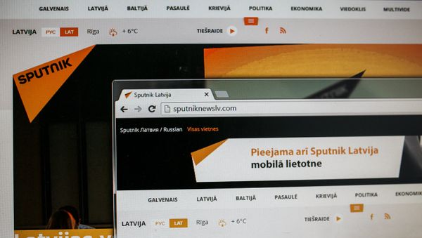Монитор компьютера с сайтом Sputnik Латвия - Sputnik Азербайджан
