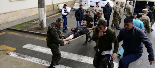 Военнослужащие Азербайджана доставляют раненого товарища в больницу - Sputnik Азербайджан