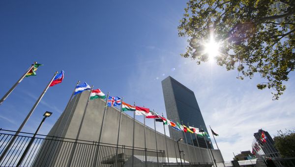 Флаги стран мира перед штаб-квартирой ООН  - Sputnik Азербайджан