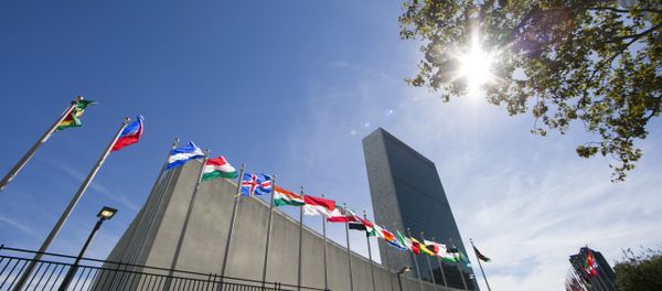 Флаги стран мира перед штаб-квартирой ООН - Sputnik Азербайджан