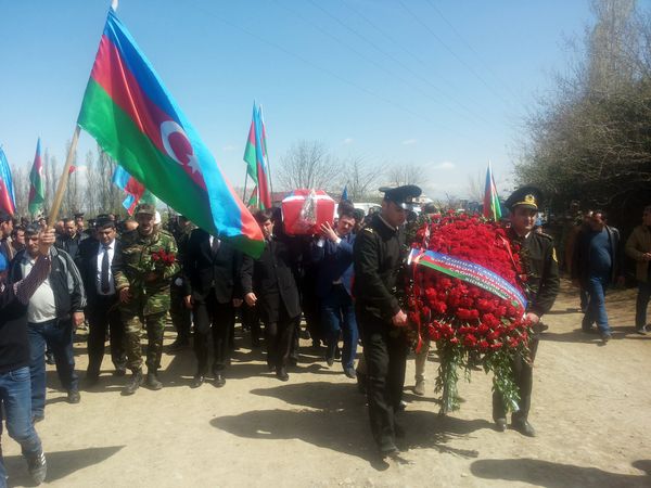 На похоронах присутствовали представители общественности и боевые товарищи солдата - Sputnik Азербайджан