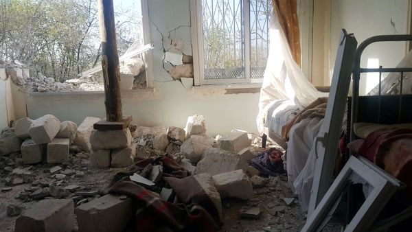 Дом, поврежденный в результате попадания в него снаряда. Архивное фото - Sputnik Азербайджан
