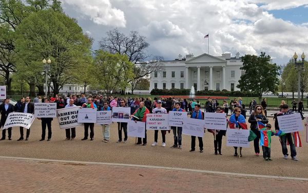 Участники митинга также призвали мировую общественность оказать давление на Армению для выполнения соответствующих резолюций ООН - Sputnik Азербайджан