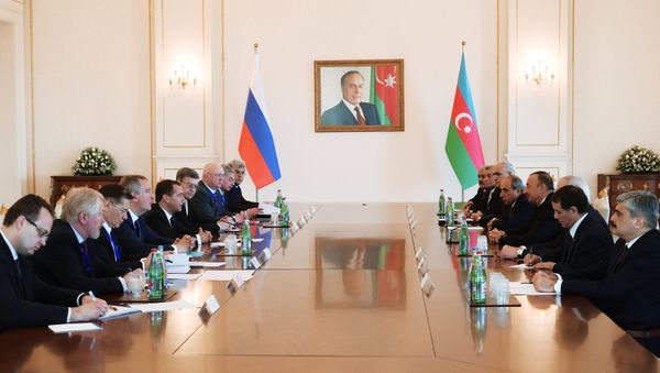 Председатель правительства РФ Дмитрий Медведев (пятый слева) и президент Азербайджана Ильхам Алиев (четвертый справа) во время встречи в расширенном составе - Sputnik Азербайджан