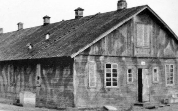 Уцелевший барк в сожженном лагере Саласпилс. Осень 1944 года - Sputnik Азербайджан