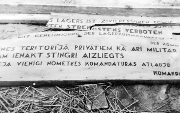 Табличка при входе в концентрационный лагерь Саласпилс (1944 год). Сброшена на землю во время прихода Советской армии - Sputnik Азербайджан