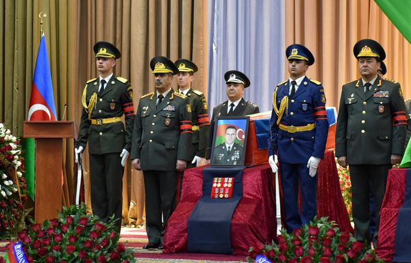 Похороны шехидов – майоров Тебриза Мусазаде, Урфана Велизаде, старшего лейтенанта Бекира Исмайлова и полковника-лейтенанта Мурада Мирзоева - Sputnik Азербайджан