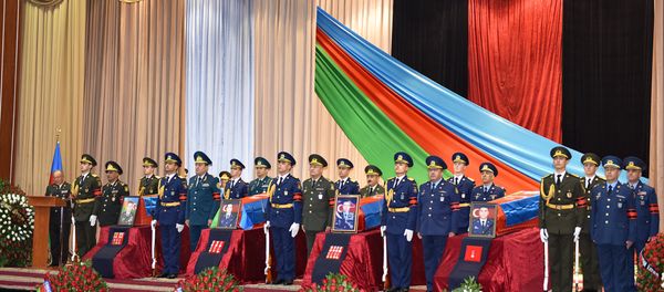 Похороны шехидов – майоров Тебриза Мусазаде, Урфана Велизаде, старшего лейтенанта Бекира Исмайлова и полковника-лейтенанта Мурада Мирзоева - Sputnik Азербайджан