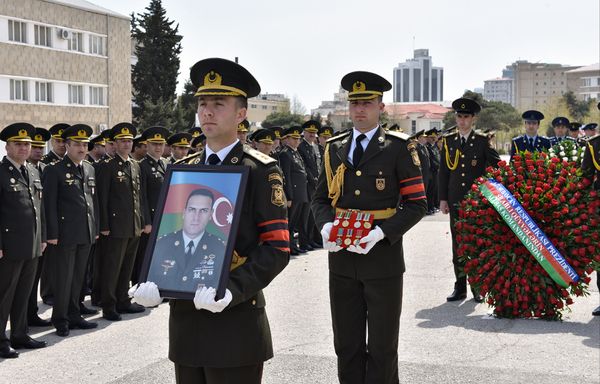Похороны шехидов – майоров Тебриза Мусазаде, Урфана Велизаде, старшего лейтенанта Бекира Исмайлова и полковника-лейтенанта Мурада Мирзоева - Sputnik Азербайджан