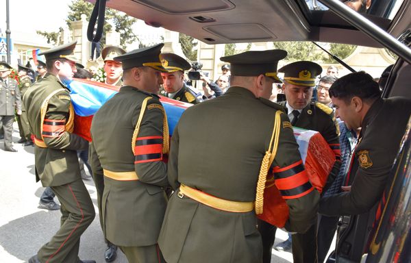 Похороны шехидов – майоров Тебриза Мусазаде, Урфана Велизаде, старшего лейтенанта Бекира Исмайлова и полковника-лейтенанта Мурада Мирзоева - Sputnik Азербайджан