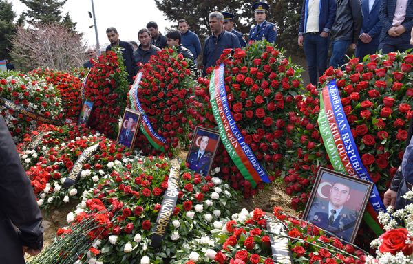 Похороны шехидов – майоров Тебриза Мусазаде, Урфана Велизаде, старшего лейтенанта Бекира Исмайлова и полковника-лейтенанта Мурада Мирзоева - Sputnik Азербайджан