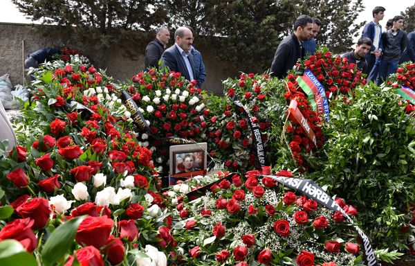 Похороны шехидов – майоров Тебриза Мусазаде, Урфана Велизаде, старшего лейтенанта Бекира Исмайлова и полковника-лейтенанта Мурада Мирзоева - Sputnik Азербайджан