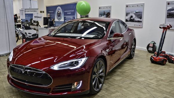 Электроавтомобиль Tesla - Sputnik Азербайджан