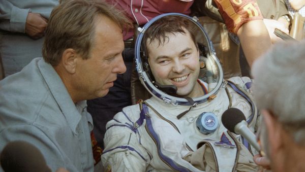 Лётчик-космонавт Лавейкин после приземления - Sputnik Азербайджан