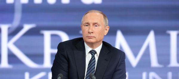 Президент России Владимир Путин на одиннадцатой большой ежегодной пресс-конференции. Архивное фото - Sputnik Азербайджан
