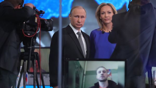 Владимир Путин отвечает на вопросы россиян в основной студии специальной программы Прямая линия с Владимиром Путиным Владимир Путин отвечает на вопросы россиян в основной студии специальной программы Прямая линия с Владимиром Путиным - Sputnik Азербайджан