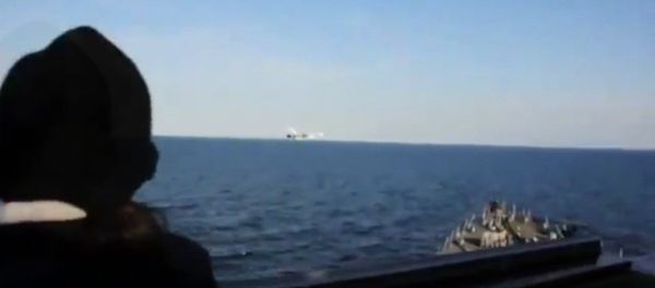 Пролет Су-24 над американским эсминцем USS Donald Cook. Съемка ВМС США - Sputnik Азербайджан
