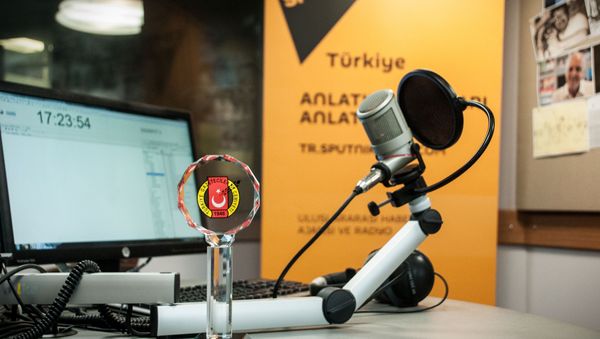 Radio Sputnik’s evening program has received an award from the Turkish Journalists' Association “For Advances in Journalism.” - Sputnik Азербайджан
