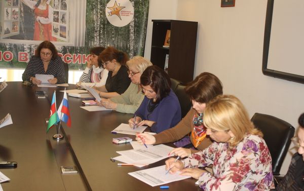 В роли диктатора выступила завкафедрой общего и русского языкознания БСУ. профессор Галина Удалых - Sputnik Азербайджан