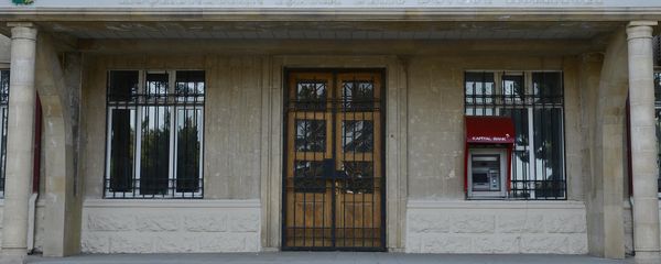 Здание Государственного комитета по работе с беженцами и вынужденными переселенцами в Баку. Архивное фото Здание Государственного комитета по работе с беженцами и вынужденными переселенцами в Баку. Архивное фото - Sputnik Азербайджан
