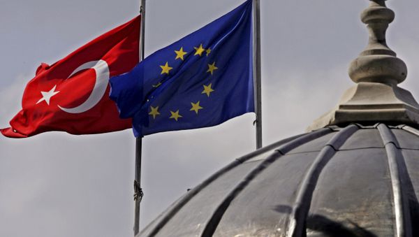 Флаги Европейского союза и Турции, архивное фото - Sputnik Азербайджан