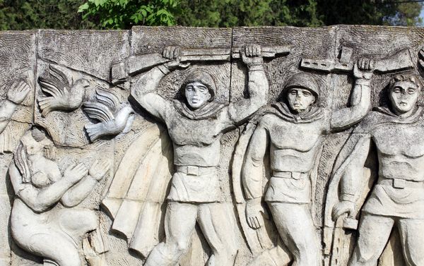 Барельеф в Алибейли, посвященный героям войны - Sputnik Азербайджан