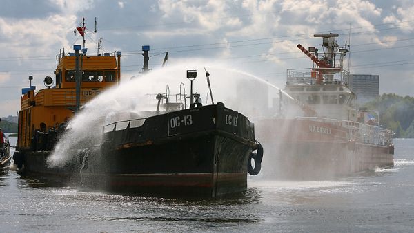 Тренировка по ликвидации последствий разлива нефтепродуктов на поверхности воды и спасению пострадавших от взрыва на нефтяном танкере. Архивное фото - Sputnik Азербайджан