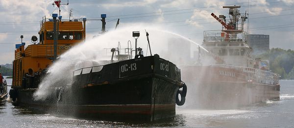 Тренировка по ликвидации последствий разлива нефтепродуктов на поверхности воды и спасению пострадавших от взрыва на нефтяном танкере. Архивное фото - Sputnik Азербайджан
