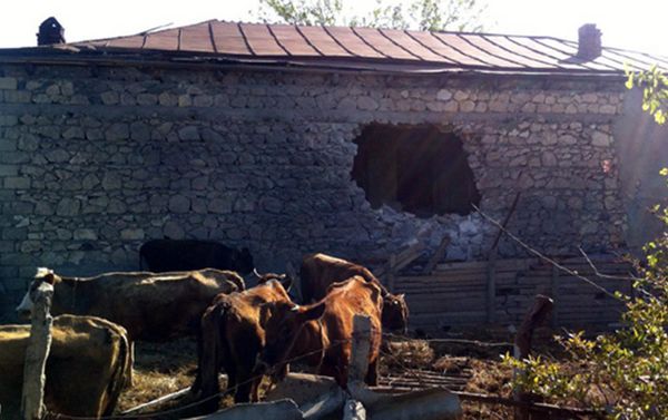 Разрушенный в результате обстрела дом, принадлежащий жителю поселка Шихарх Тертерского района - Sputnik Азербайджан