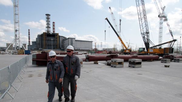 Строительство нового саркофага над реактором Чернобыльской АЭС. Архивное фото - Sputnik Азербайджан